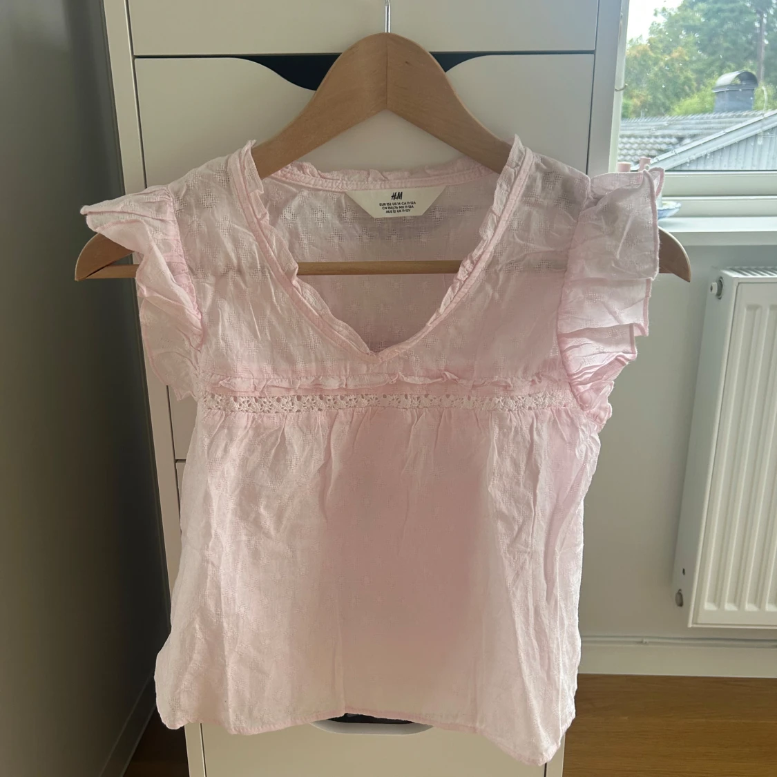 Ljusrosa blus med volang från H&M