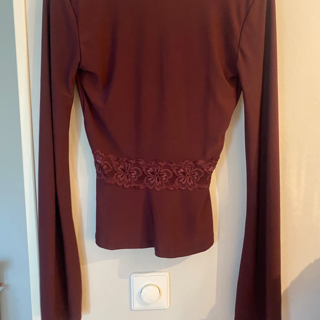 Vinröd omlottopp från Gina Tricot - 1