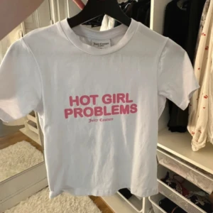 Juicy Couture t-shirt - OBSS! Det är vatten i kameran vid 0,5 bilder så det är inte fläckar. Den är aldrig använd. 🩷Vit t-shirt från Juicy Couture med rosa texten 'HOT GIRL PROBLEMS' på bröstet. Klassisk rund halsringning och korta ärmar. Skön och mjuk i bomull, perfekt för en chill och trendig look.