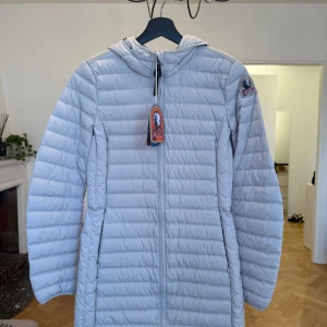 Beige dunjacka från Parajumpers, IRENE. Oanvänd.  - Beige dunjacka från Parajumpers, modell Irene. Stl XS, helt oanvänd med prislappar kvar. 
