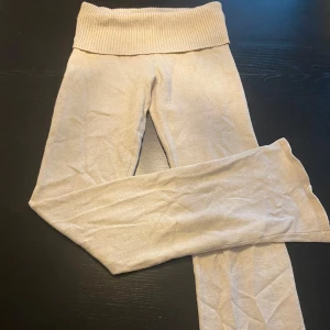 Stickade yoga pants - Mysiga stickade yoga pants byxor från Gina Tricot. Supersköna att ha på sig🌸använda få gånger.