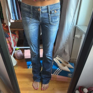 lowrise bootcut jeans - snygga lowrise bootcut jeans från only. knappt använda då de är lite stora på mig. 30w34l, jag är 172cm och de är perfekta på mig!☺️