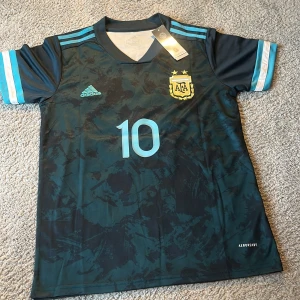 Argentina matchtröja med Messi på ryggen - En unik Argentina matchtröja med Messi på ryggen riktigt snygg och coola detaljer i tröjan.