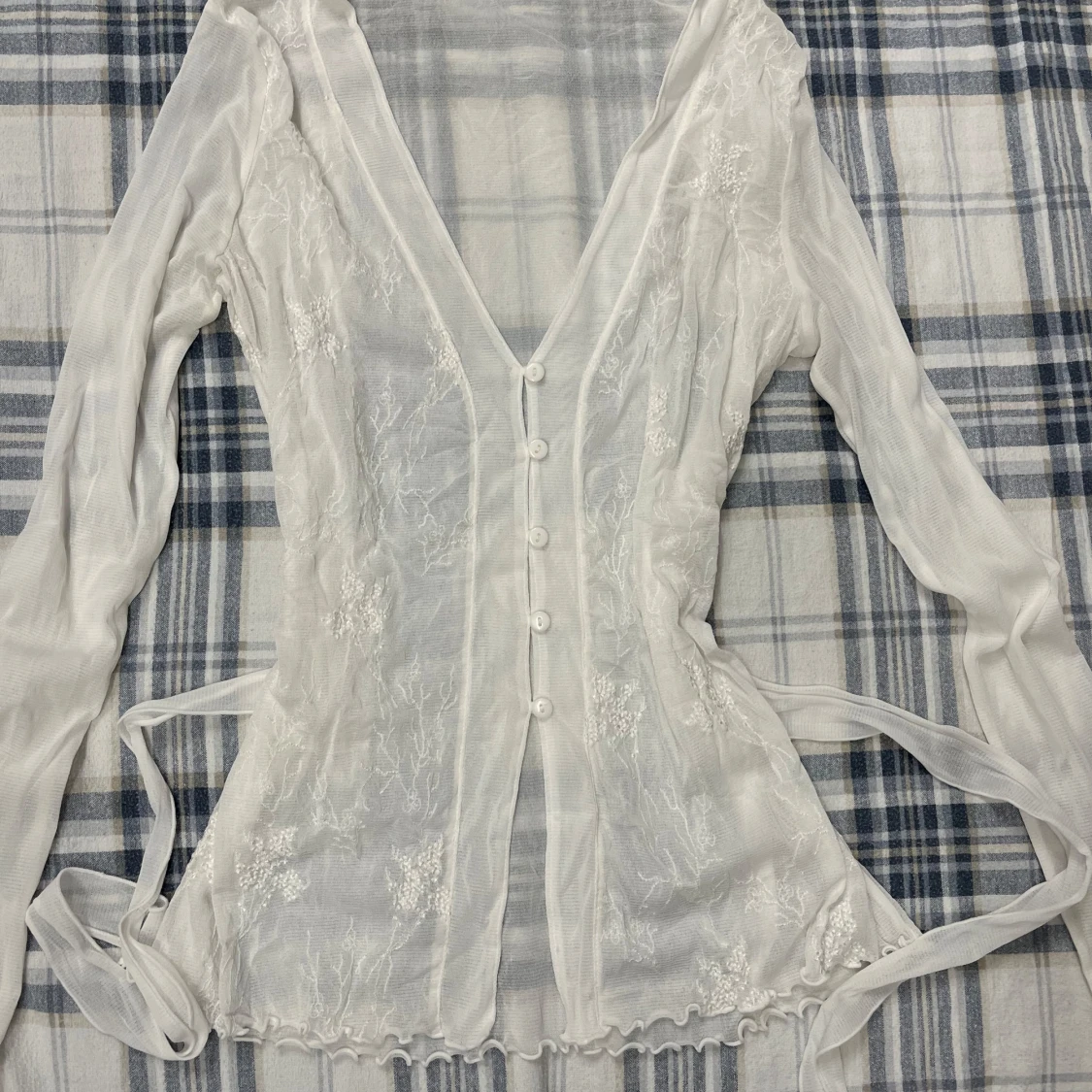 Vit blus i spets och knytband - 1