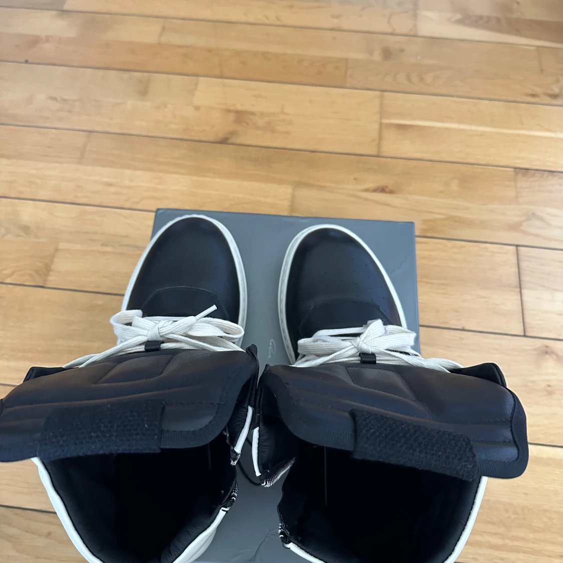 Svartvita high-top sneakers med dragkedja - 4