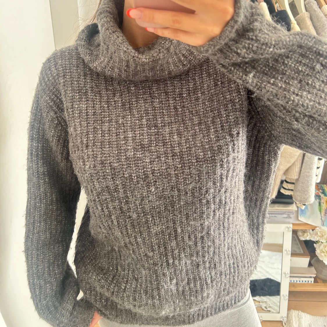 Grå stickad tröja med krage  - 1