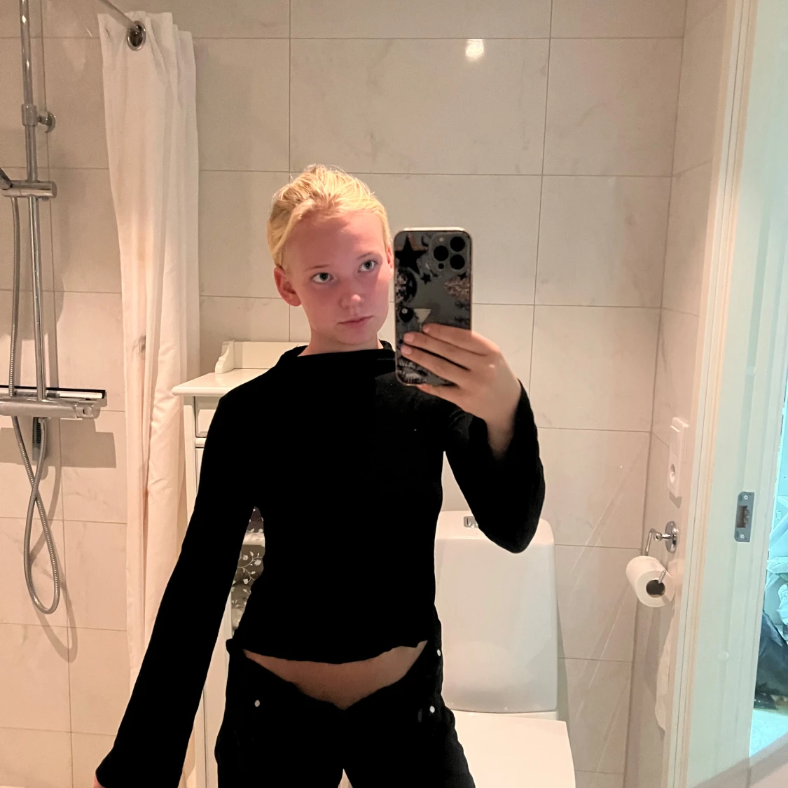 Svart långärmad croppad tröja