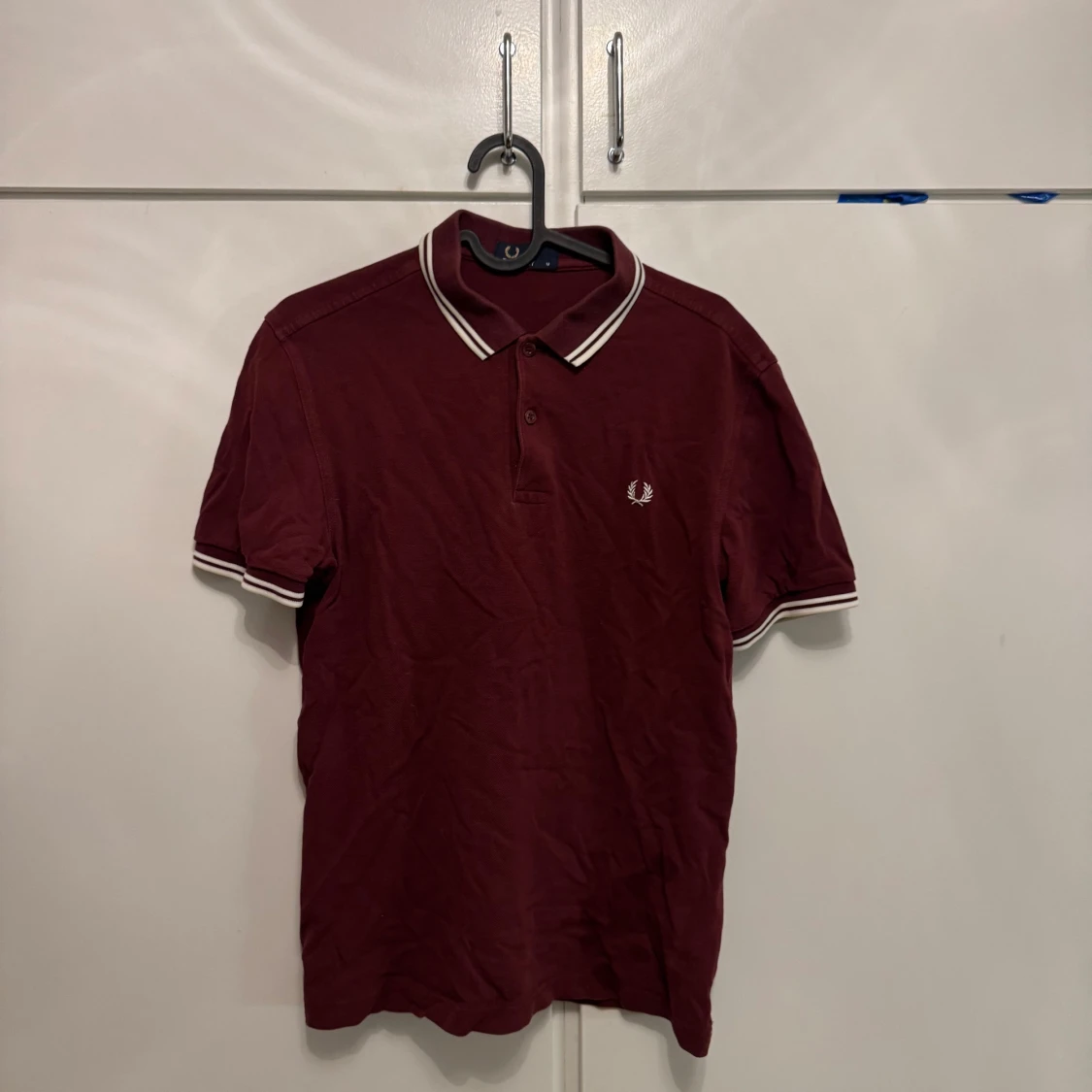 Vinröd Fred Perry pikétröja M