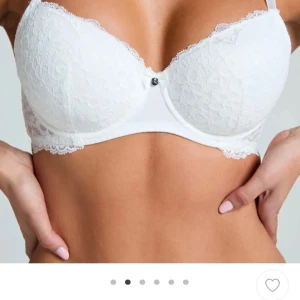 Spets bh från Hunkemöller - Snygg vit bh med spetsdetaljer och liten rosett framtill. Perfekt för dig som gillar feminina och stilrena underkläder. Köpt för några månader sedan och använd sedan dess men inga defekter utöver lite ludd som fastnat på + att jag klippt bort de stora lapparna. Nypris 429kr, hör av dig vid frågor!💕