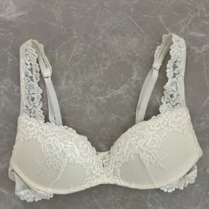 Intimissimi bh 70b gioia - Säljer nu min populära intimissimi bh i modellen gioia (super push up). Storlek 70B. Självklart tvättad. Ordinariepris: 519kr. Krämvit 