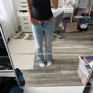 Ljusblå bootcut jeans från Gina Tricot  - Säljer ett par ljusblå jeans från Gina Tricot i storlek 36. Modellen har bootcut-ben och låg midjade. Knappt använda