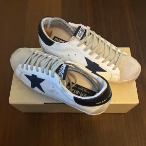 Golden Goose 42 - Golden Goose Super Star! Storlek 42, passar 42-43! Sjukt fint skick på skorna! Allt OG ingår! Box, Dustbag och äktighetscertifikat! Skriv vid frågor!🙌