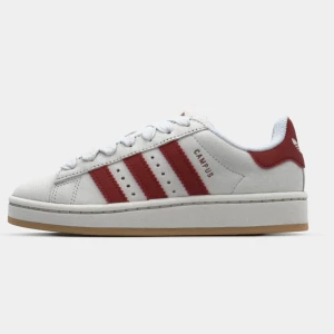 Adidas Campus sneakers vit/röd mocka - Adidas Campus sneakers i ljus mocka med klassiska röda ränder och vit sula. Använda max tre ggr! Köpta för 1395kr kartong kommer med!🩷