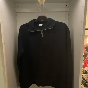 Svart half zip tröja från Zara - Svart långärmad tröja från Zara med hög krage och half zip-dragkedja framtill. Enkel och stilren design som passar perfekt till jeans eller cargobyxor. Mjuk insida och normal passform. Aldrig använd