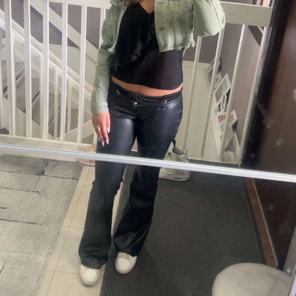 Svarta bootcut byxor i ”skinn” - 1