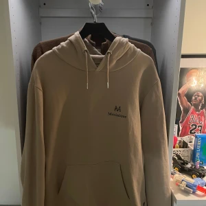 Beige hoodie från Matinique - Säljer en beige hoodie från Matinique i storlek M. Tröjan har huva med snörning, känguruficka och diskret logga på bröstet. Perfekt för chill dagar och enkel att matcha med jeans eller joggers. Knappt använd