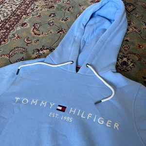 Tommy Hilfiger hoodie  - Många fläckar och noppor förekommer. Jag kan skicka fler bilder på skicket ifall det behövs! 