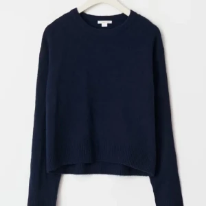 Mörkblå stickad tröja🥰 - Säljer nu en mörkblå stickad tröja i fint skick endast andvänd 2 gånger❣️❣️storlek 158/164❣️andvänd gärna köp nu eller köp bundle!!❣️🛍️💸🔥🥹Från Gina Young!!!Perfekt till hösten och vinter❣️❣️