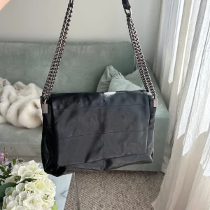 Väska från Zara - Trendig väska från Zara, perfekt inför skolstart eller jobb då den är väldigt rymlig <3
