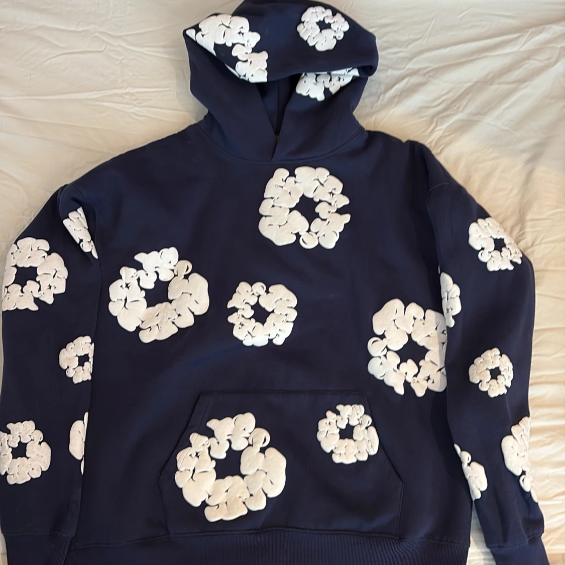 Blå hoodie med vita blommor Denim Tears