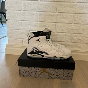 Nike Air Jordan 6 MVP vit/svart 37.5 - Nike Air Jordan 6 MVP i vitt och svart med orginal box. Perfekt basketskor, bra skick använda 1 säsong storlek 37,5 