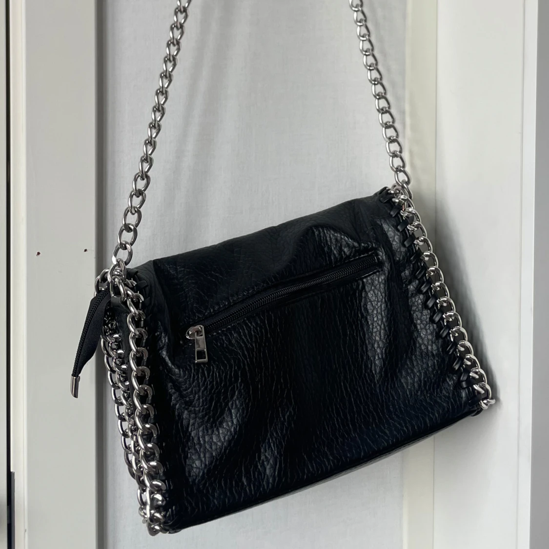 Svart axelväska med kedjedetaljer Tiamo - 1