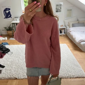 Rosa stickad tröja från lager 157  - Supermysig rosa stickad tröja från 157 i storlek XS men funkar som S. Andvänd några gånger men i bra skick. 🩷