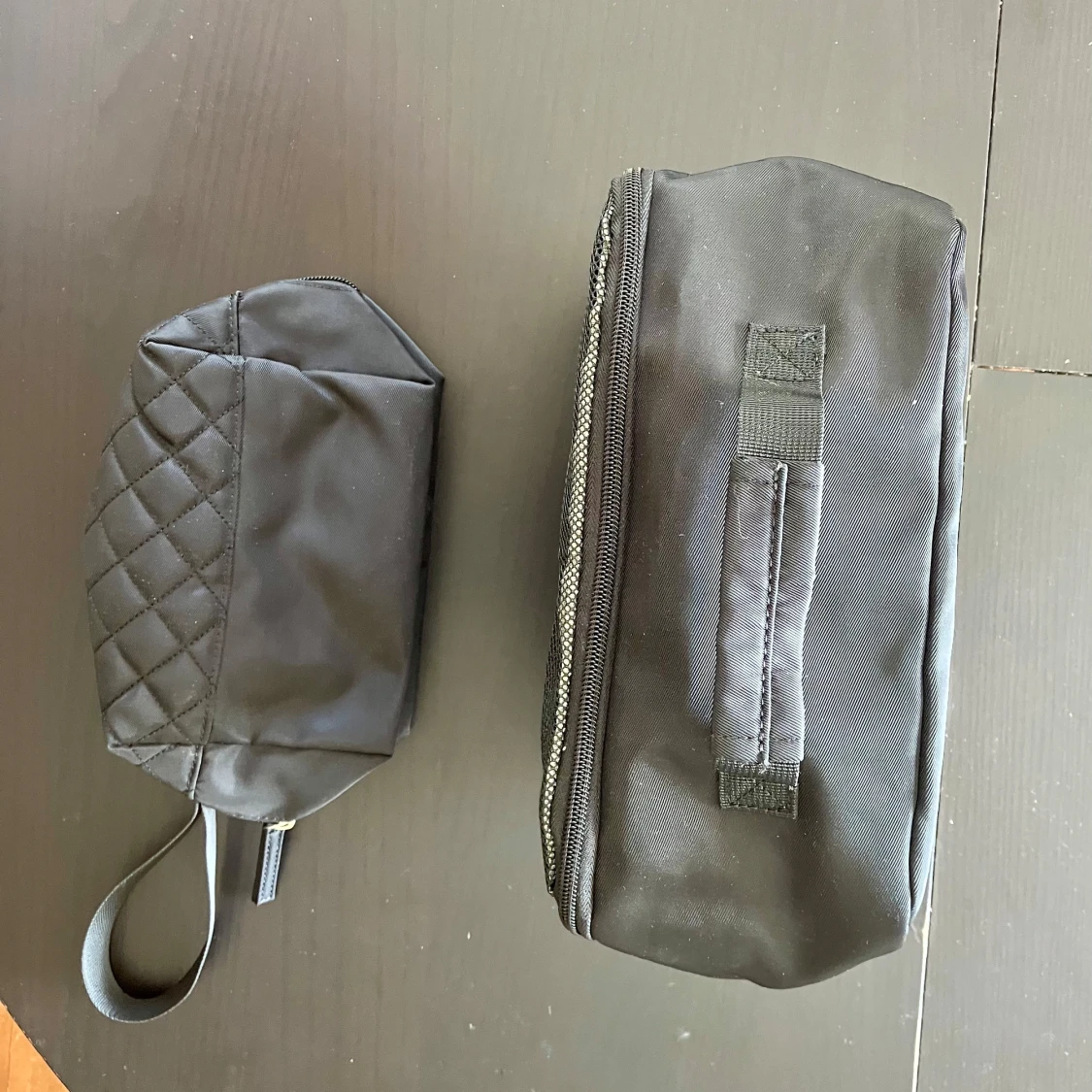 Svarta necessärer med quiltad detalj