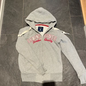 Lexington tröja med röda detaljer  - Tja säljer min lexington tröja den är i bra skick och de röda detaljerna gör den rikigt fet, hör av vid intresse🙌