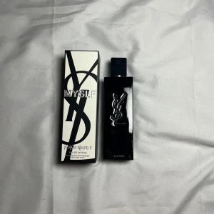 Ysl myslf edp 90ml Ny - ✨Yves Saint Laurent MYSLF Eau de Parfum 90ml✨  🖤 Helt ny & 100% autentisk YSL MYSLF Eau de Parfum 🖤 Stor 90ml flaska –  använd en gång = 2 sprays 🖤 Levereras med originalkartong 🖤 Modern, fräsch, träig-blommig doft – perfekt för vardagsbruk 🖤 Påfyllningsbar design – miljövänlig & snygg  💎 Ordinarie pris: 130+ € 💎 Spara stort – ny & förseglad!  📦 Snabb leverans 💯 Rökfritt och husdjursfritt hem  Taggar: #YSL #YvesSaintLaurent #MYSLF #EauDeParfum #Parfym #Lyxdoft  #Påfyllningsbar #Presentidé