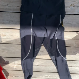 Svarta ridleggings från Maya Delorez - Ett par Maya Delorez ridbyxor. Jag säljer det pågrund av att jag inte har användning utav de längre.  Byxkorna är väl använda. 