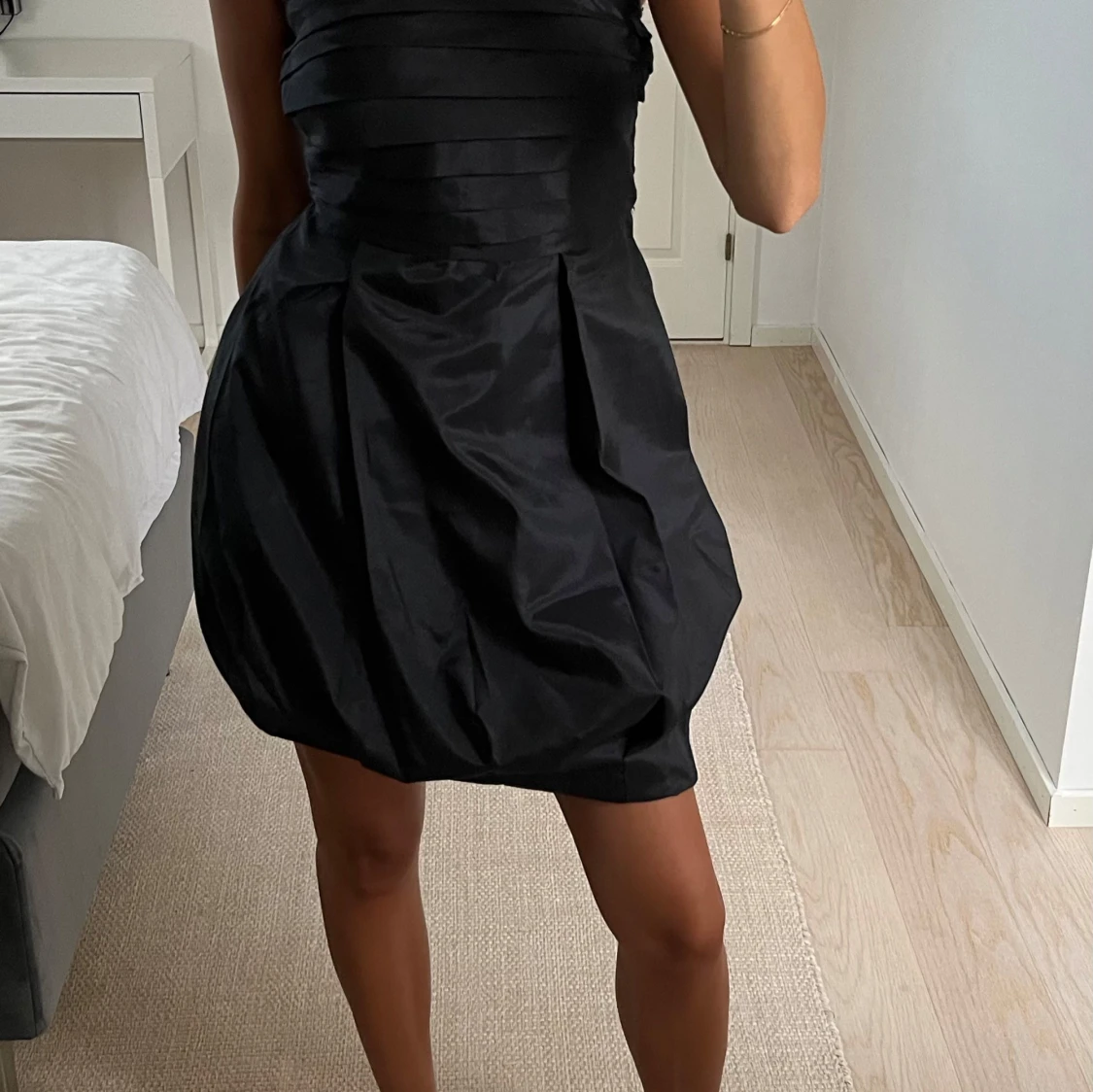 Svart axelbandslös kortklänning - 1