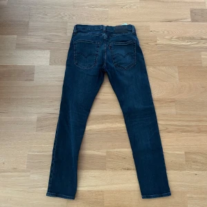 Levis jeans  - Ett par jeans i topp skick med snygg tvätt. Storleken är 30/30. Nypriset på dessa jeans ligger på runt 1000kr. Längden på byxorna är 91cm och midjan 34cm jämför gärna med ett par egna. Hör av er vid frågor! (Postar inom 24h)
