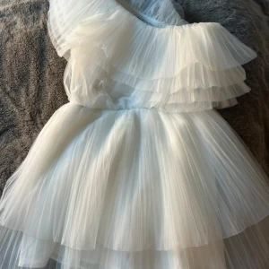 Vit studentklänning  - Säljer min vita studentklänning från NA-KD. Storlek 40 men insydd för att passa 36/38 som jag vanligtvis bär. Jag kan inte se några defekter när jag kollar efter skick🫶🏽