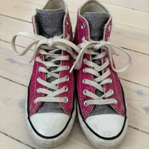 Glittriga rosa Converse All Star - Säljer mina snygga Converse All Star i rosa glitter!💖Köpte dessa för mer än två år sedan inför min student och har inte använts sedan dess. Bortsett från lite smuts är de i grymt skick. Kartongen har jag tyvärr råkat slänga. Skorna är i storlek 39,5 och passar mig som vanligtvis har storlek 40😊