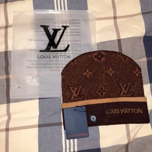 Brun mössa  - Snygg brun mössa som består av väldigt skönt material. Mössan har aldrig använts tidigare, den är alltså i ny skick.