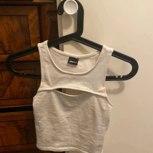 Snygg Gina tricot vit crop topp  - I bra skick i storlek XXS.