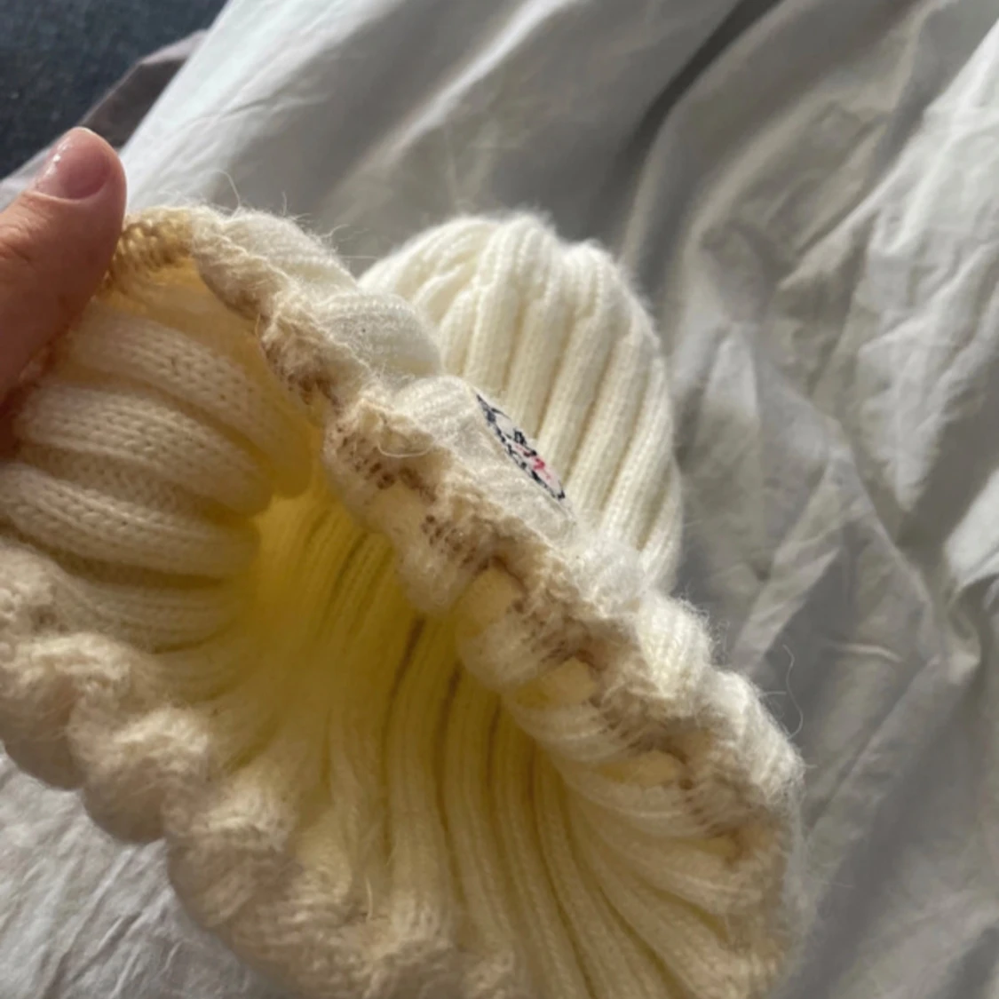 Vit ribbstickad mössa från Moncler - 1