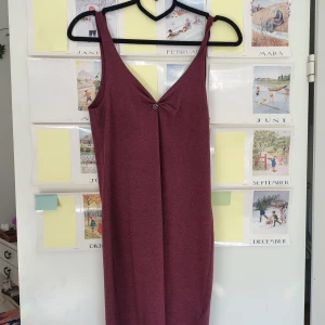 vinröd kortklänning  - vinröd klänning, PM för frågor å fler bilder 