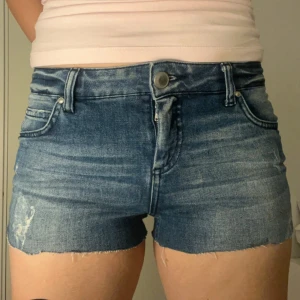 Jeansshorts - Supersnygga shorts med slitningar, bara testade men köpt second hand. Pris kan diskuteras❣️stor S eller liten M