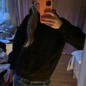 Svart hoddie!! - Säljer denna svarta hoddie, jätte basic och skön. Använd typ 4-5 gånger bara!! Så fint skick. Hör av er för mer info!!