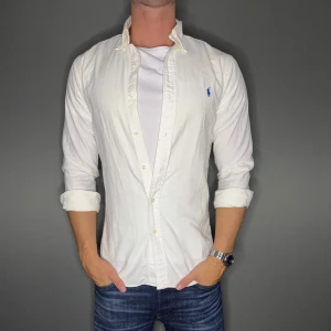 Ralph lauren skjorta - Hej säljer nu min fina Ralph lauren skjorta i storlek S. Den är i nyskick och kommer vara otroligt snygg på sommaren. Nypris cirka 1600kr! Vi kommer att sälja liknande produkter nu i sommar så glöm inte följa profilen!🌊🍾