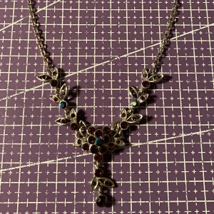 Halsband - Lila halsband, har inget förlängnings kedja. Ska vara från guldfynd men är osäker då det är en gåva. Inga skador. 