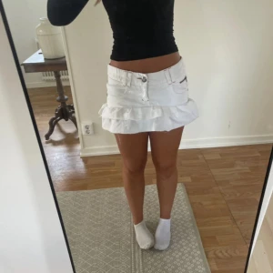 Jeanskjol med volanger - Säljer denna superfina vita jeanskjol med volanger. Den passa storlek xs-m. Jättebra skick och inga defekter!