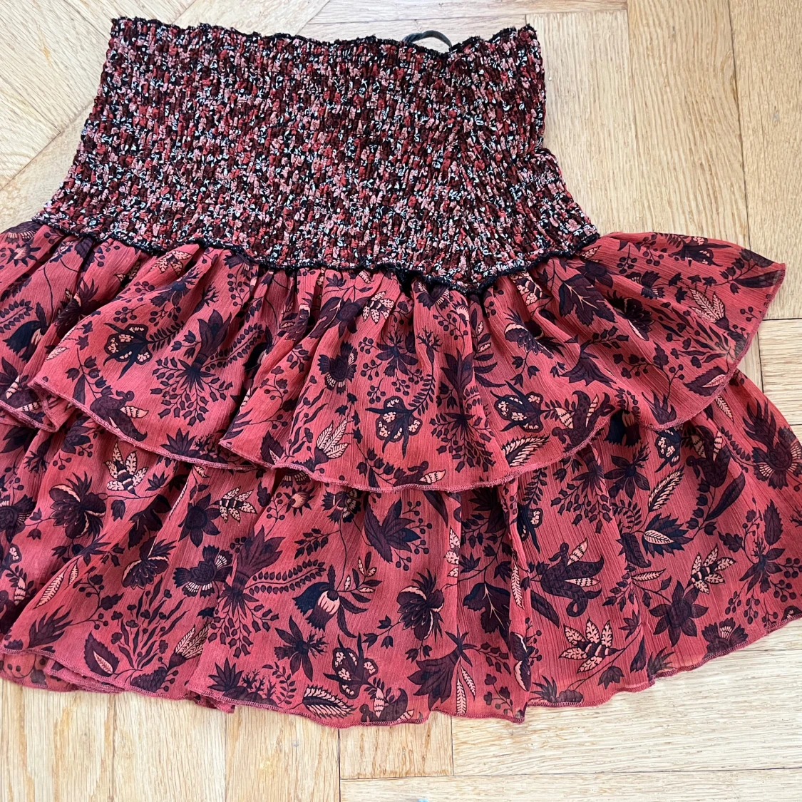 Röd blommig volangkjol med smock