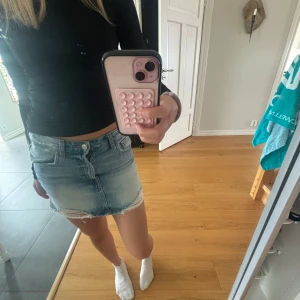 Low waist jeans kjol! - Säljer denna super snygga jeans kjolen köpt från ZALANDO men som tyvärr inte kommer till användning längre! Den har inga tecken på defekter. 💞