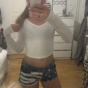 Vit croppad tröja - Säljer en vit croppad långärmad tröja från FB sister/Newyorker i storlek XS. Tröjan har en v-ringad hals och sitter tajt och snyggt på. Perfekt till jeans eller kjol för en fräsch och enkel look. Kommer inte till användning så därför säljer jag!💓Kontakta gärna innan köp. OBS, katt i hemmet!