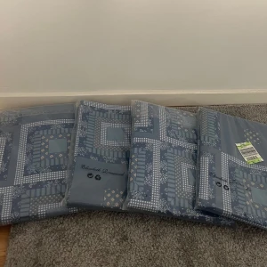 Påslakan  - Fint blått mönster med blommor, rutor och små detaljer. Passar enkelsäng. Alla set är helt nya och oanvända, fortfarande i originalförpackning. På ett av seten har plasten spruckit lite, men det är fortfarande helt nytt och oanvänt. (Sista bilden) Alla fyra för 180 kr📩 Skicka gärna ett meddelande vid frågor eller om du vill ha flera bilder! 🌸😊 📦 Jag skickar snabbt och packar alltid med omsorg!
