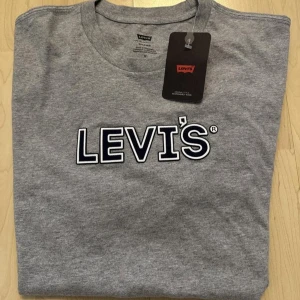 Levi’s t-shirt (helt ny) - Snygg grå t-shirt från Levis, fått i present men passar ej.