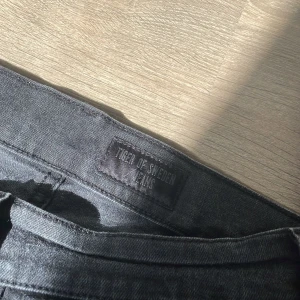 Svarta skinny jeans Tiger of Sweden - Säljer ett par svarta skinny jeans från Tiger of Sweden. Jeansen har klassisk femficksdesign, smal passform och är tillverkade i stretchig denim för extra komfort. Perfekta för dig som gillar en stilren och modern look.